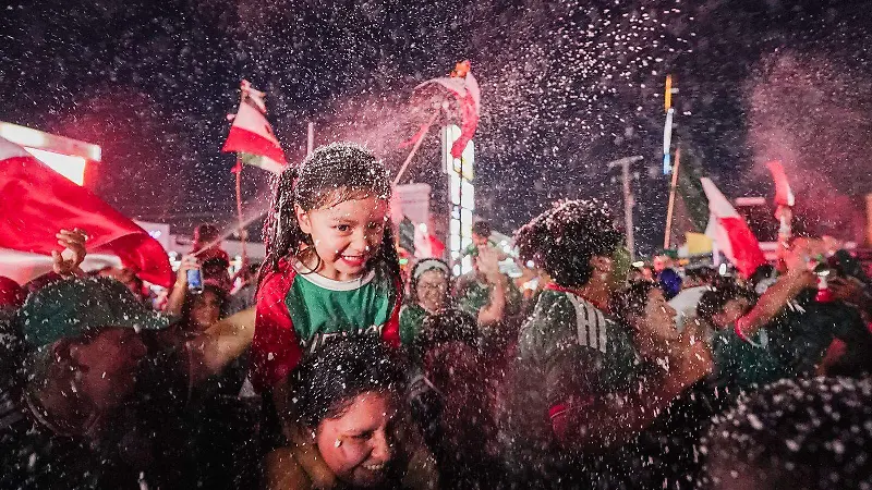 Celebración en la Justo Sierra tras victoria contra Chequia